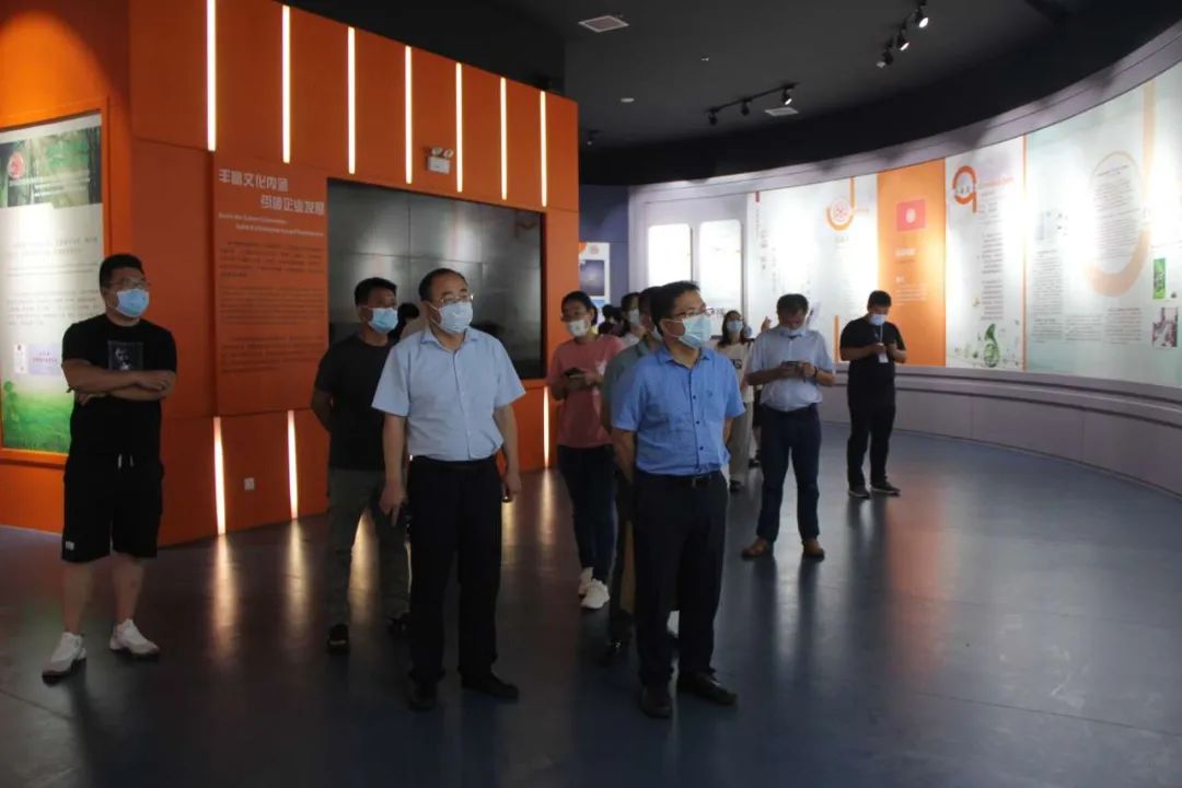 第二屆日照海洋生物產業高質量發展論壇專家來潔晶集團參觀