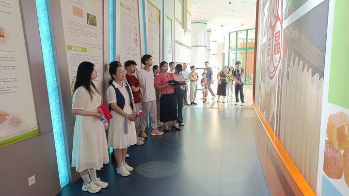 20240817潔晶集團舉行2024年職工子女高考獎學金發放儀式5 20240817潔晶集團舉行2024年職工子女高考獎學金發放儀式5